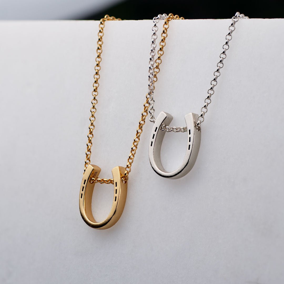 Classique - Equestrian Horseshoe Necklace in Gold