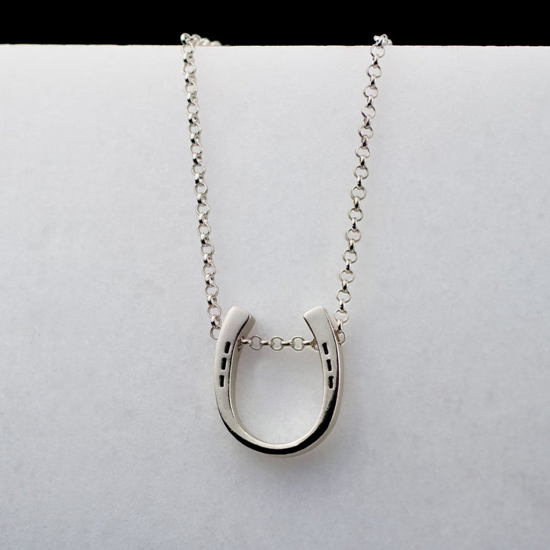 Classique - Equestrian Horseshoe Necklace in Silver