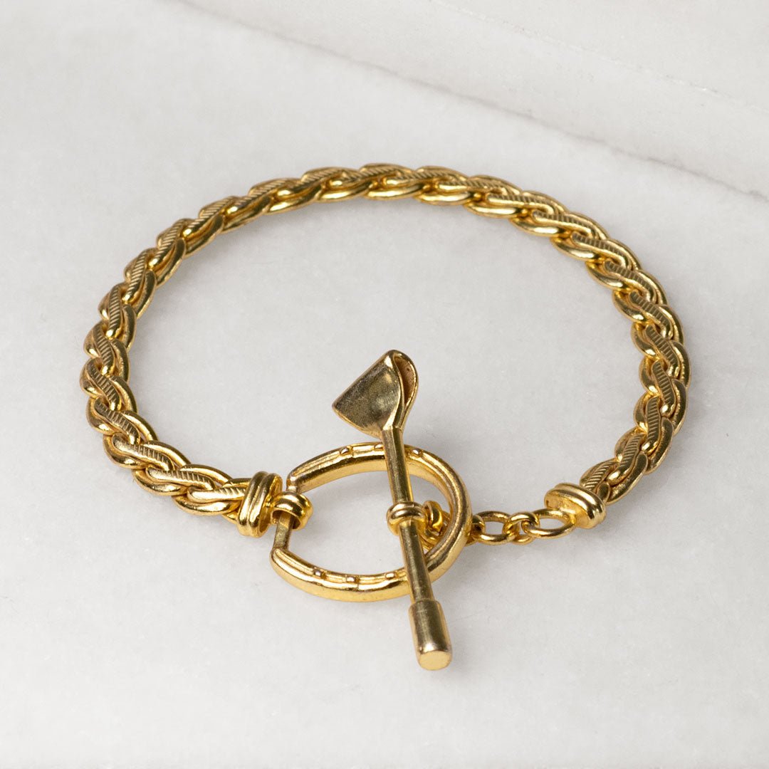 Luxe Horseshoe Clasp Bracelet in Gold